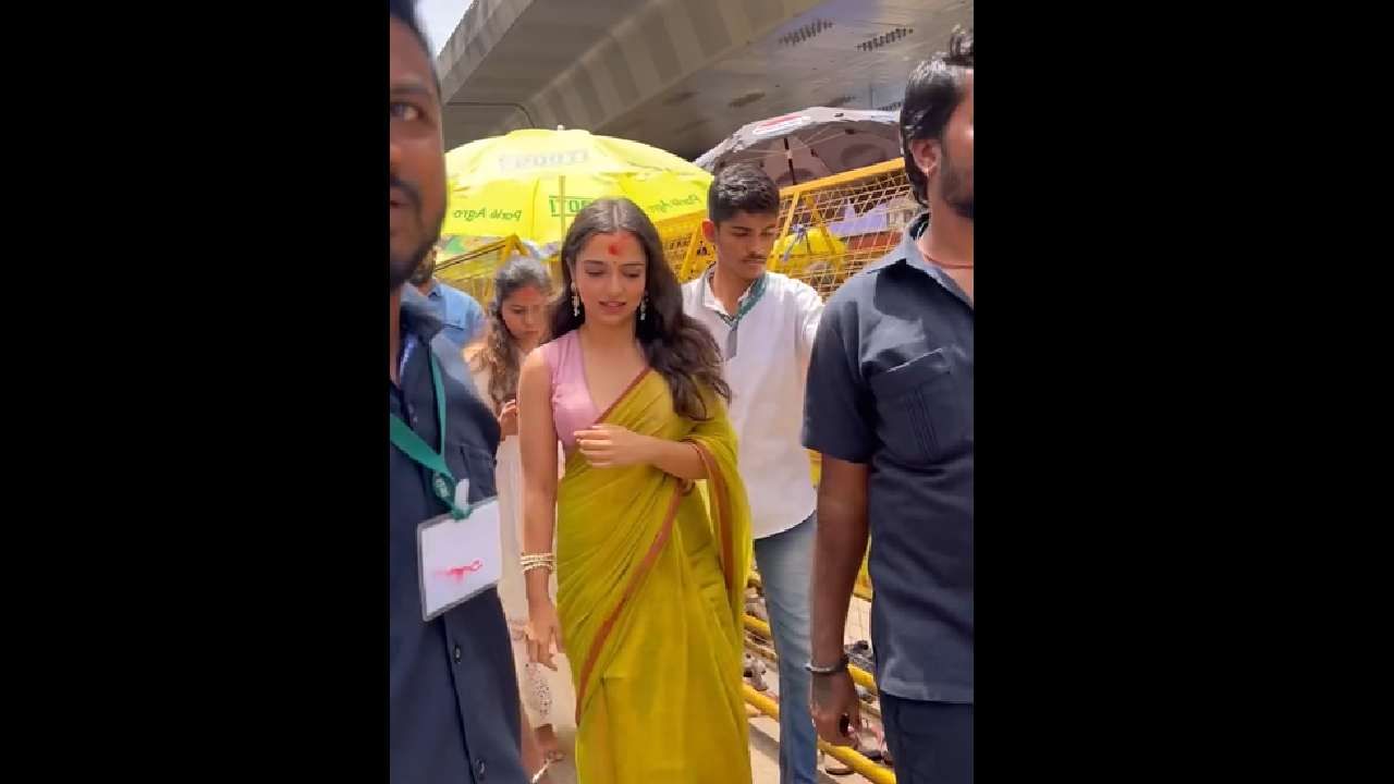 एहसासने यावेळी डीप नेक ब्लाऊज घातला होता आणि यावरूनच नेटकऱ्यांनी तिच्यावर टीका केली आहे. 'निर्लज्जपणा.. गणपती बाप्पाच्या दर्शनाला असं कोण जातं', असा सवाल एका युजरने केला. तर 'आता गणपती दर्शनालाही ड्रेस कोड ठरवण्याची गरज आहे', असं दुसऱ्याने म्हटलंय.