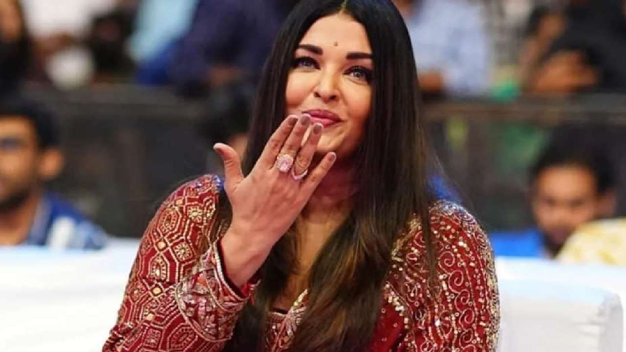 यातील ऐश्वर्याच्या एका गोष्टीने नेटकऱ्यांचं लक्ष वेधलं आहे. ते म्हणजे तिच्या हातात साखरपुड्याची अंगठीच दिसून आली नाही. ऐश्वर्याच्या हातात नेहमीच तिच्या साखरपुड्याची अंगठी पहायला मिळायची. मात्र यावेळी ती न दिसल्याने पुन्हा एकदा घटस्फोटाची चर्चा रंगली आहे.