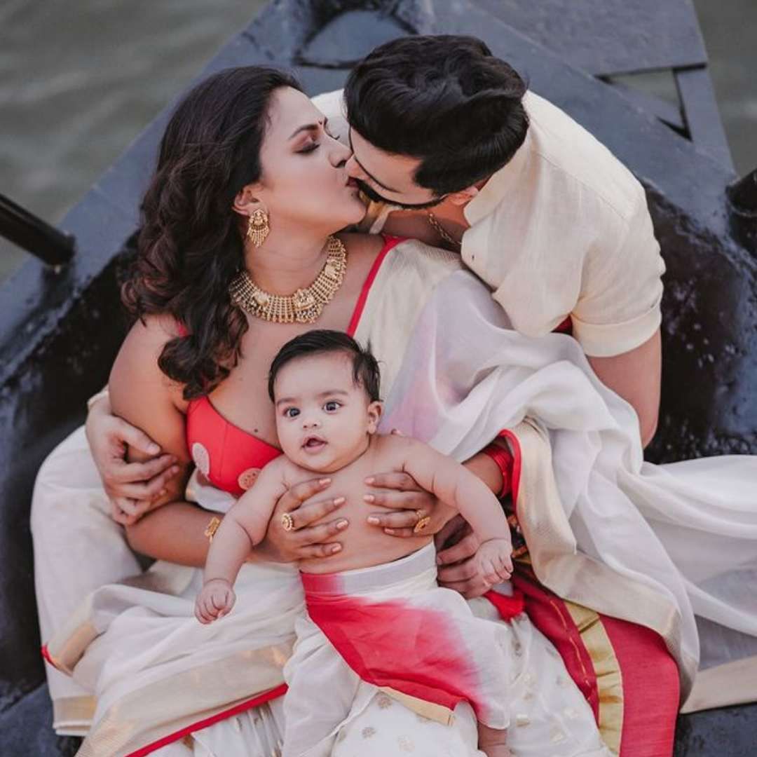 आमलाने गेल्या वर्षी बॉयफ्रेंड जगत देसाईशी कोचीमध्ये लग्न केलं होतं. याआधी तिने तमिळ दिग्दर्शक ए. एल. विजयसोबत लग्न केलं होतं. मात्र हे लग्न फार काळ टिकू शकलं नव्हतं. घटस्फोटानंतर आमलाने दुसरं लग्न केलं.
