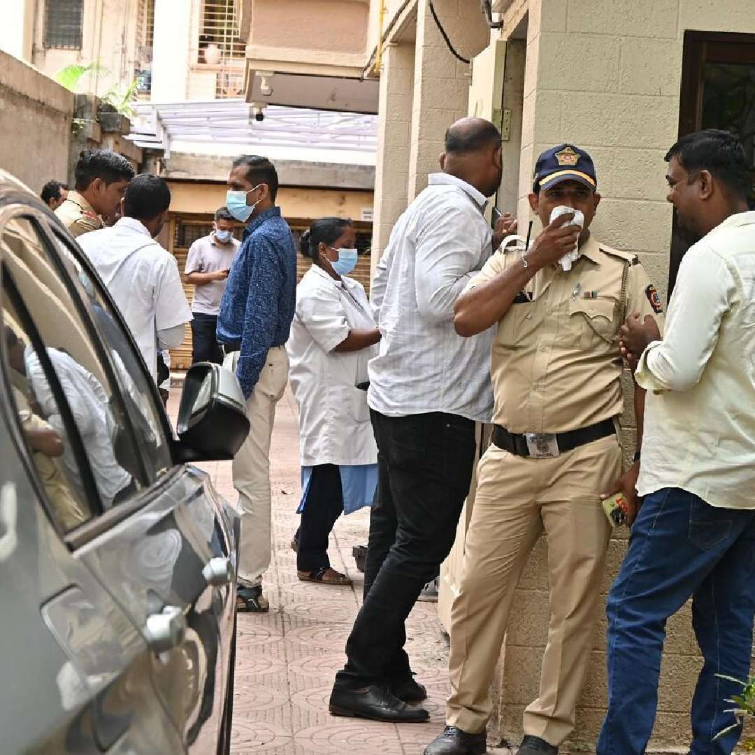 अनिल अरोरा यांनी वांद्रे इथल्या इमारतीच्या सहाव्या मजल्यावरून उडी मारून त्यांनी आत्महत्या केल्याचं कळतंय. त्यांचा मृतदेह शवविच्छेदनासाठी पाठवण्यात आला आहे.