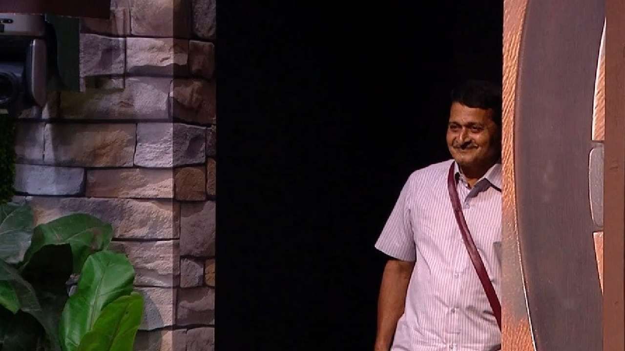 आता कुटुंबीय येऊन घरातील सदस्यांना काय सल्ला देणार हे पाहणं महत्त्वाचं ठरणार आहे. या भागात मुंबईत कधीही पाऊल न ठेवलेले अंकिता वालावलकरचे बाबा तिला भेटण्यासाठी 'बिग बॉस मराठी'च्या घरात आलेले पाहायला मिळणार आहेत.