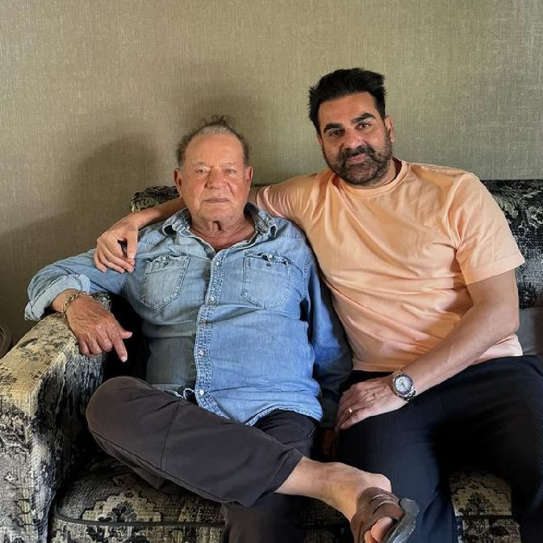 सलीम खान यांनी म्हटलं होतं की चित्रपट पाहिल्यानंतर मला असं वाटलं होतं की त्यात भूमिकांची अदलाबदल करणं गरजेचं होतं.