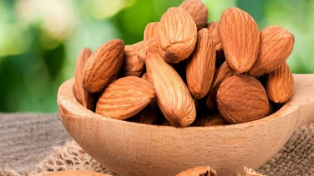 बदामामुळे शरीरातील बॅड कॉलेस्ट्रॉल कमी होतो. तसेच ह्रदयाची क्षमती वाढते. रक्तातील शूगर नियंत्रित करण्यासाठी बदाम मदत करते. रक्तदाब (ब्लड प्रेशन) नियंत्रणात राहते. यामध्ये प्रोटीन मुबलक प्रमाणात असल्यामुळे बदाम खाल्यानंतर लोकांना पोट भरलेले वाटते. वेट लॉस करण्यासाठी मदत होते.