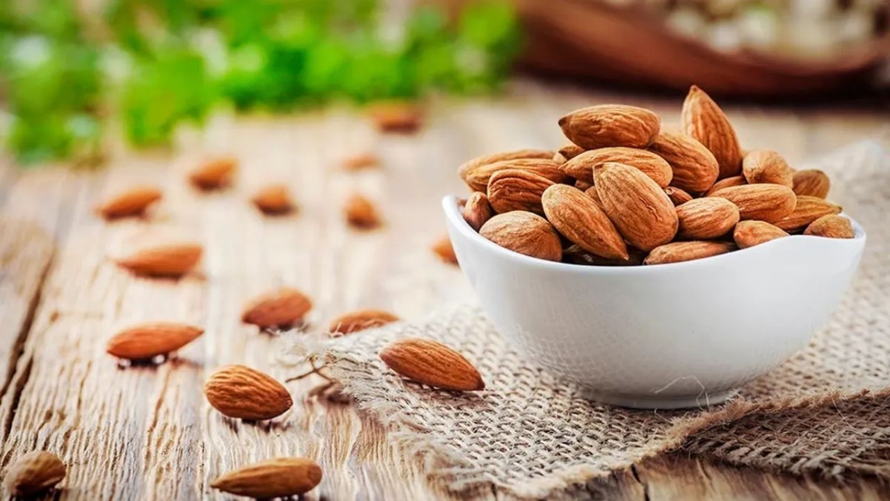बदामात प्रोटीनसोबत फायबर, व्हिटामिन E, व्हिटामिन B12, मँग्नीझ, मॅग्नीशियम, कॉपर, फॉस्फोरस आणि हेल्दी फॅट्स असतात. त्यामुळे हे शरीरासाठी हे सुपर फूड मानले जाते. बदामात असणारे एंटीऑक्सीडेंट तुमच्या शरीराच्या पेशींचे ऑक्सिडेटिव्हमुळे होणाऱ्या नुकसानीपासून संरक्षण करते. तुम्हाला निरोगी राहण्यास मदत करते.