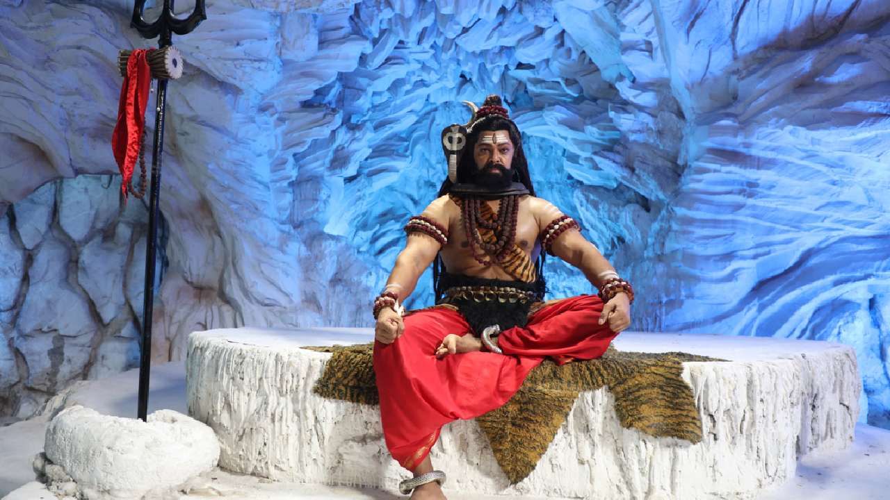 पण आपल्या कुटुंबासाठी पूजनीय असलेल्या या आईसमान देवीचं महात्म्य आणि इतिहास सर्वांना माहित असतोच असं नाही. तो इतिहास सविस्तरपणे आणि रोचक पद्धतीने मांडण्याचा प्रयत्न उदे गं अंबे...कथा साडेतीन शक्तिपीठांची या भव्यदिव्य पौराणिक मालिकेतून करण्यात येणार आहे. 
