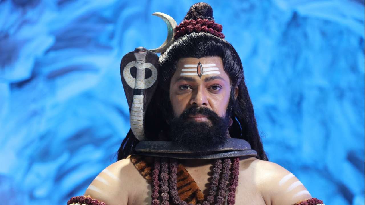 साडेतीन शक्तिपीठांचा महिमा जाणून घेण्यासाठी मुळात त्यांची निर्मिती कशी झाली हे समजून घेणं गरजेचं आहे आणि म्हणूनच शक्तिरूप असलेल्या देवी सती आणि शिवशंकराच्या कथेपासून या मालिकेची सुरुवात होईल. सुप्रसिद्ध अभिनेता देवदत्त नागे या मालिकेत भगवान शिवशंकर साकारणार आहे.  