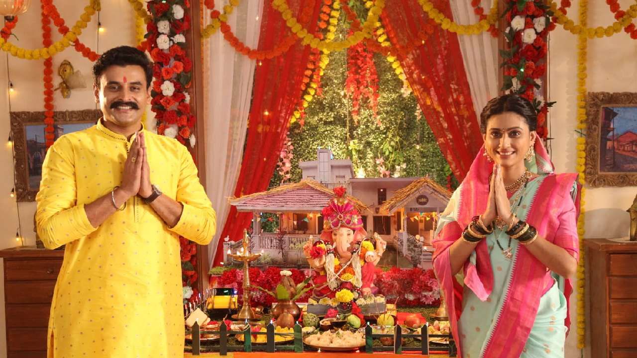 'सुख म्हणजे नक्की काय असतं' या मालिकेमध्ये यंदा सजावटीची जबाबदारी स्वीकारली आहे अधिराजने. योगायोगाने शिर्केपाटलांच्या वाड्याची हुबेहुब कलाकृती त्याने देखावा म्हणून रेखाटली आहे.