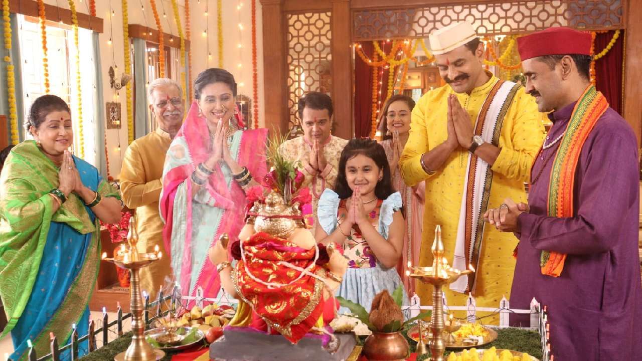 'घरोघरीत मातीच्या चुली' मालिकेतही विखे पाटील कुटुंब पारंपरिक पद्धतीने बाप्पाचं स्वागत करणार आहेत. संपूर्ण कुटुंबाने एकत्र येत सण साजरा करण्यासारखं दुसरं सुख नाही. 'घरोघरी मातीच्या चुली' मालिकेतही संपूर्ण कुटुंबाने एकत्र येत जल्लोष केला आहे.