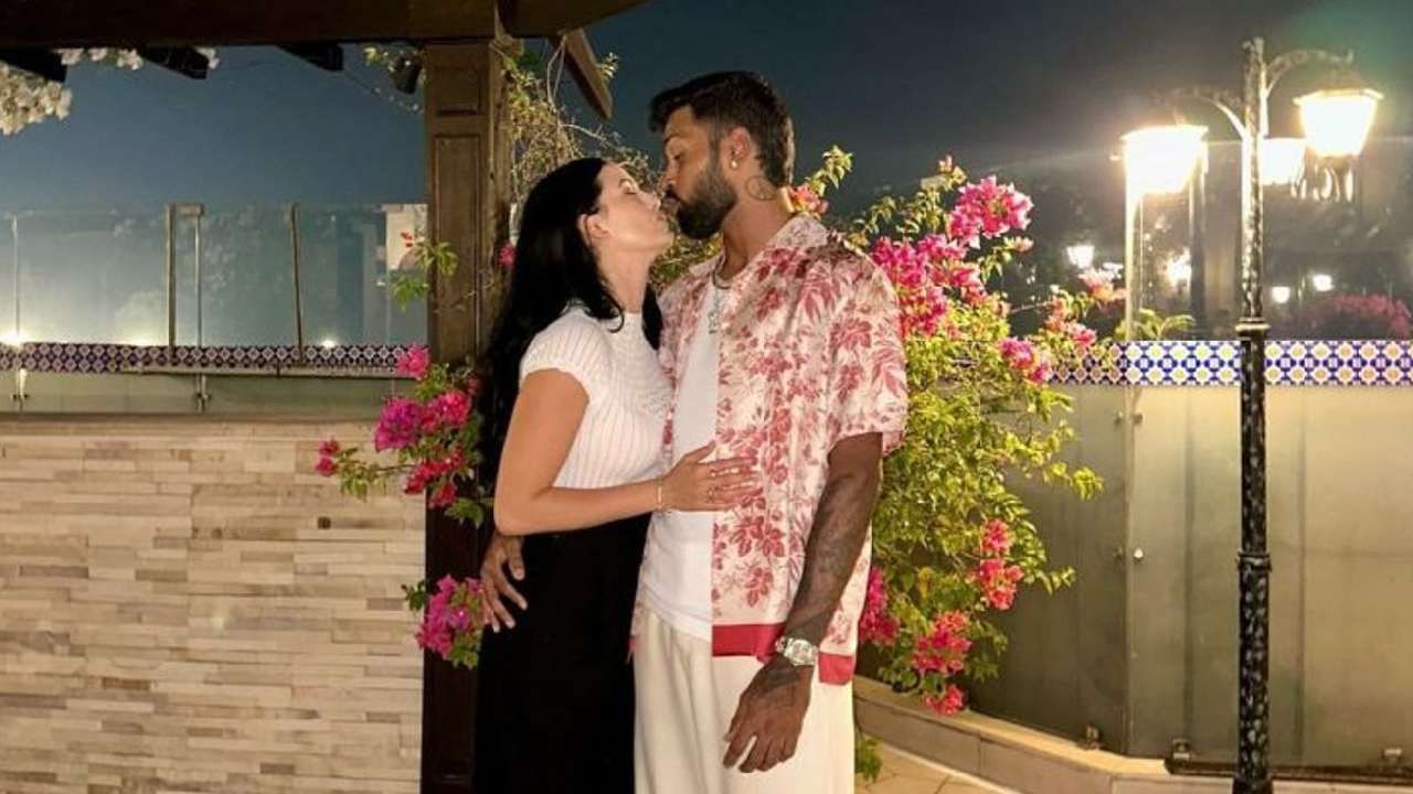 हार्दिक आणि नताशाने जुलै महिन्यात सोशल मीडियावर पोस्ट लिहित घटस्फोट घेत असल्याचं जाहीर केलं होतं. परस्पर संमतीने हा निर्णय घेतल्याचं त्यांनी म्हटलं होतं. हार्दिक-नताशाने 2020 मध्ये गुपचूप लग्न उरकलं होतं. त्यानंतर फेब्रुवारी 2023 मध्ये दोघांनी पुन्हा हिंदू आणि ख्रिश्चन विवाहपद्धतीनुसार लग्न केलं. नताशाने 30 जुलै 2020 मध्ये मुलाला जन्म दिला.