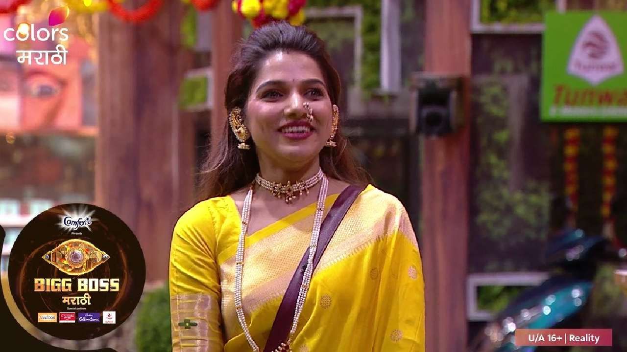 जान्हवीमुळे एका व्यक्तीचं 3568 रुपयांचं नुकसान झालं आहे. त्यामुळे त्या व्यक्तीने जान्हवीकडे बिग बॉसच्या घरातून बाहेर पडल्यानंतर नुकसान भरपाई करण्याची विनंती केली आहे.