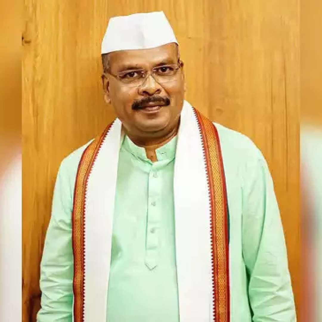 अब्दुल सत्तार- अभिनेते कमलाकर सातपुते यांनी 'धर्मवीर 2'मध्ये अब्दुल सत्तार यांची भूमिका साकारली आहे. शिवसेनेत फूट पडल्यानंतर सत्तार यांनी शिंदेंची साथ दिली होती. सत्तार यांना शिंदेंच्या सरकारमध्ये मंत्रिपदही मिळालं आहे.