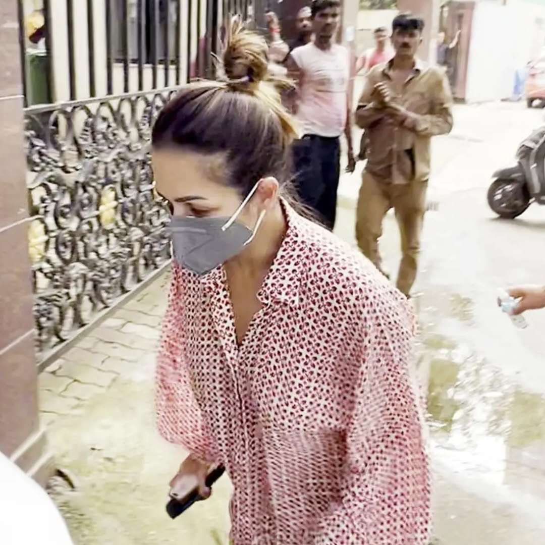 वडिलांच्या आत्महत्येविषयी समजताच मलायका पुण्याहून मुंबईला परतली. काही कामानिमित्त ती पुण्याला गेली होती.