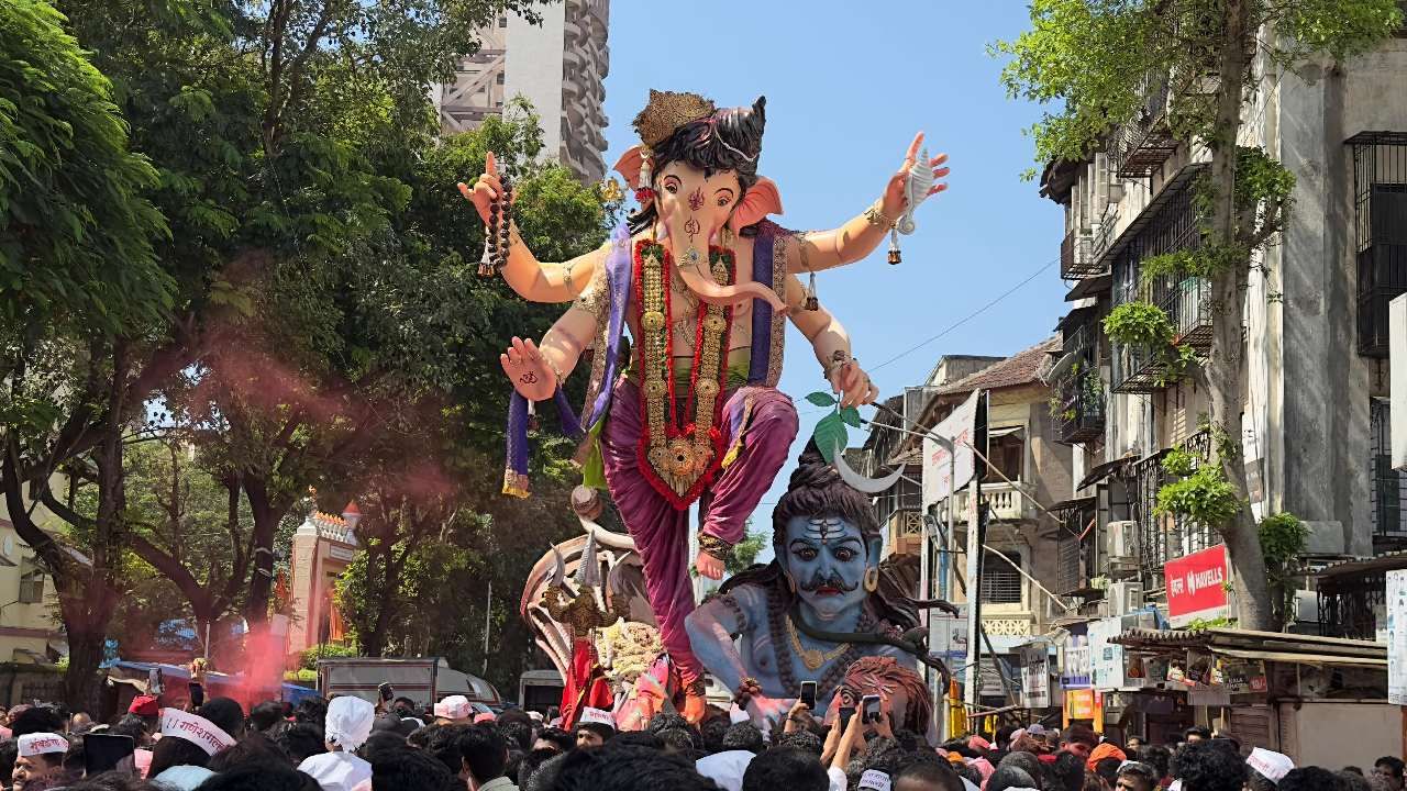 मुंबईचा राजा गणेशगल्लीच्या गणपतीची मूर्ती मंडपातून बाहेर आली आहे. विसर्जन मिरवणुकीत गणेशभक्तांचा उत्साह द्विगुणीत झाला आहे.  