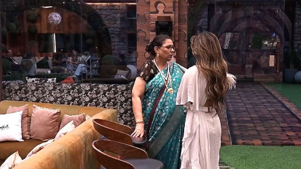 'बिग बॉस मराठी'च्या घरात सध्या फॅमिली वीक पार पडत आहे. सर्व सदस्यांच्ये कुटुंबीय घरात येत आहेत. आजच्या भागात निक्कीची आई बिग बॉस मराठीच्या घरात आलेली पाहायला मिळेल.