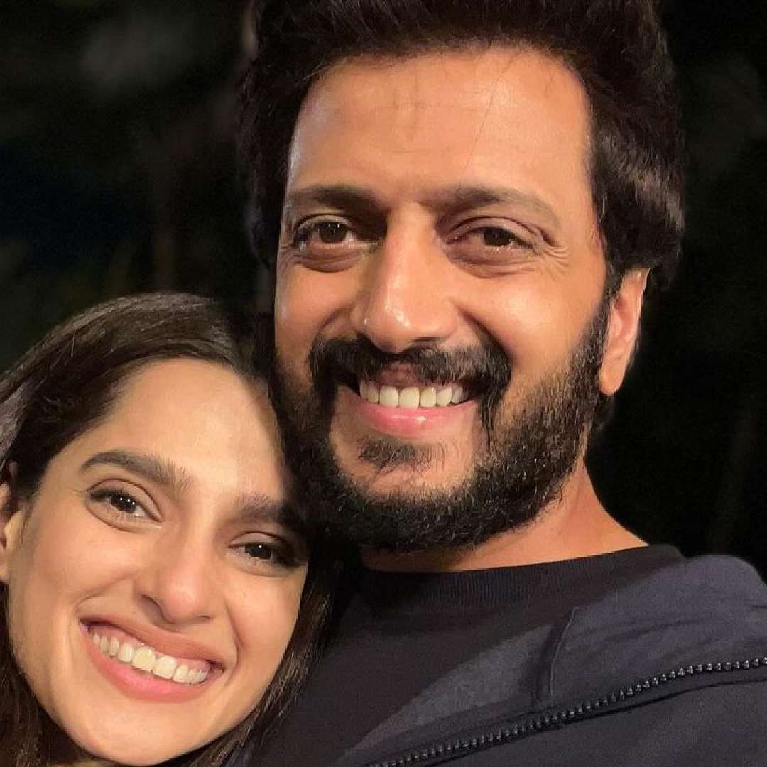 'ही भूमिका साकारणं आव्हानात्मक होतं आणि प्रत्येक भूमिकेतील आव्हानांपेक्षा एखादा कलाकार अजून काय मागू शकतो? मी रितेश सर यांचे आभार मानते. ते फक्त उत्तम अभिनेतेच नाही तर अप्रतिम सहकलाकारसुद्धा आहेत', अशा शब्दांत प्रियाने रितेशचं कौतुक केलं. यावेळी तिने दिग्दर्शकांचेही आभार मानले.