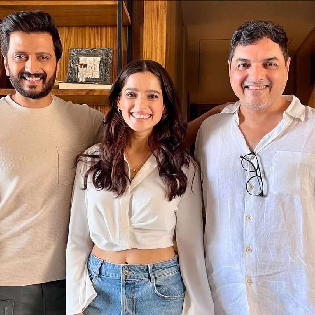 'तुमच्या परफॉर्मन्समुळे तुमच्यासोबतचा प्रत्येक सीन शक्य झाला. एका पराभूत तरीही लढणाऱ्या वडिलांच्या भूमिकेचं तुम्ही केलेलं चित्रण पाहून त्यावर व्यक्त होण्यासाठी मला खूप काही मिळालं', असंही तिने लिहिलंय. विस्फोट हा चित्रपट सध्या जिओ सिनेमा या ओटीटी प्लॅटफॉर्मवर स्ट्रीम होतोय.