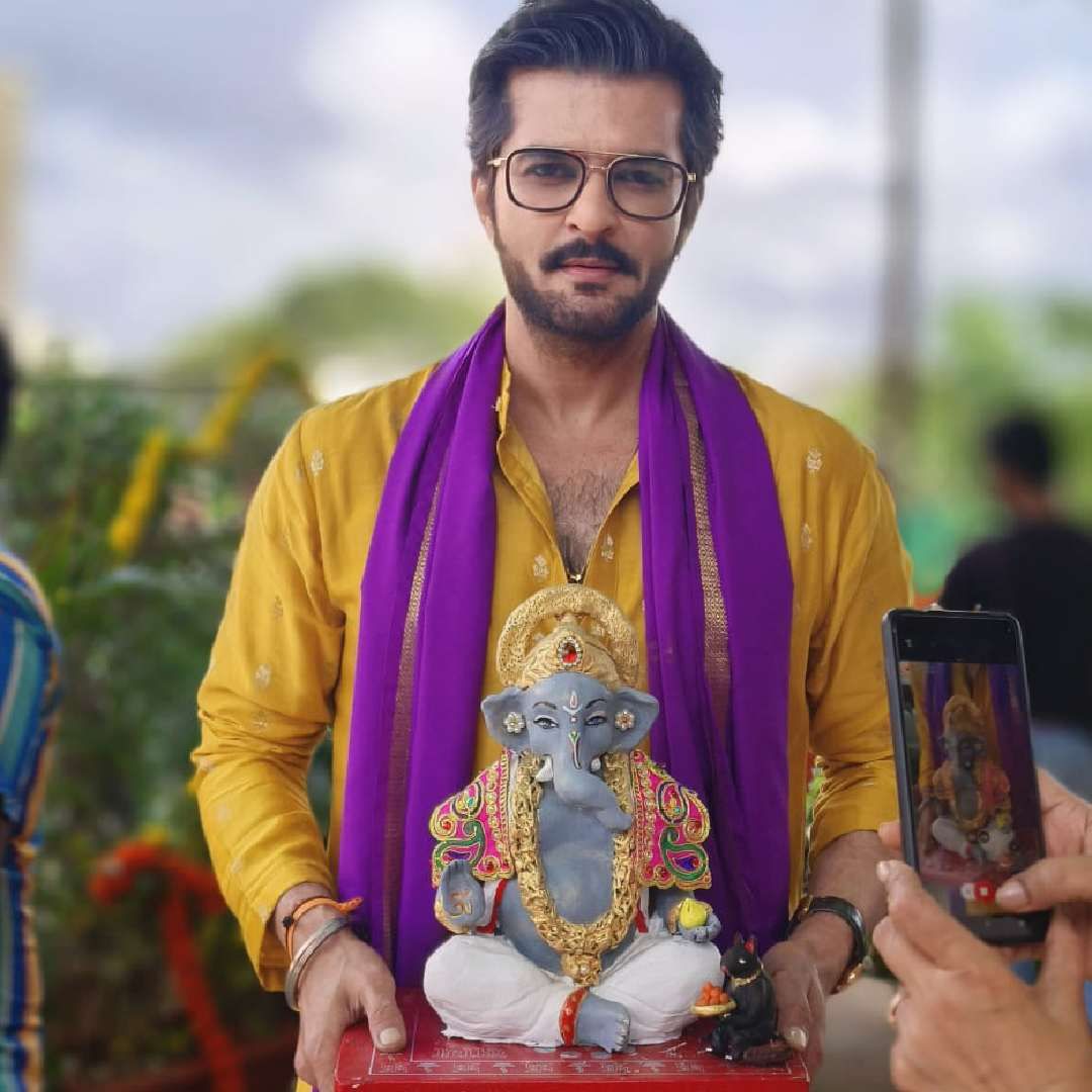 लीला तिच्या आईबाबांची ठामपणे बाजू घेते. लीलाच्या समजूतदारपणावर खुश होऊन एजे तिला मुंबईचा राजा गणेश गल्ली सार्वजनिक गणपतीची आरती करायला घेऊन जातो.