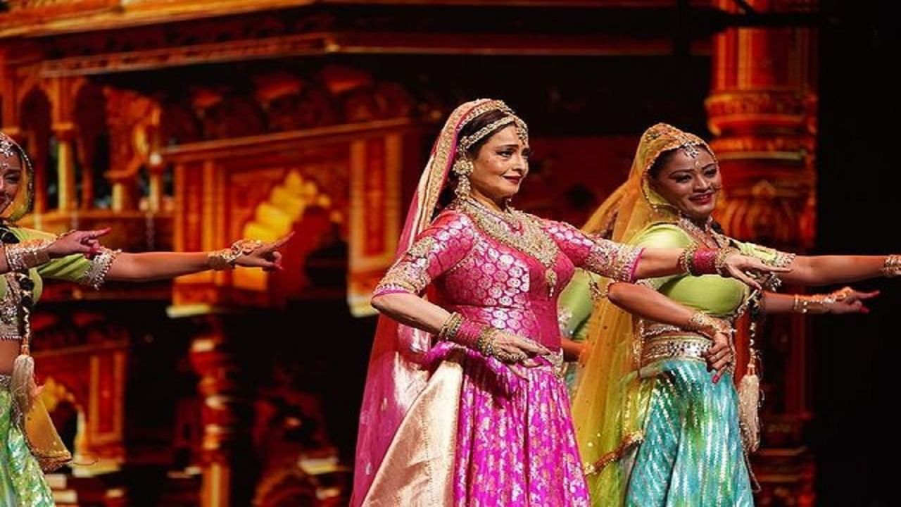 रेखा यांनी त्यांच्या सर्व 90 च्या दशकातील गाण्यांवर डान्स केला. फोटोंवर चाहते लाईक्स आणि कमेंटचा वर्षाव करत आहेत.