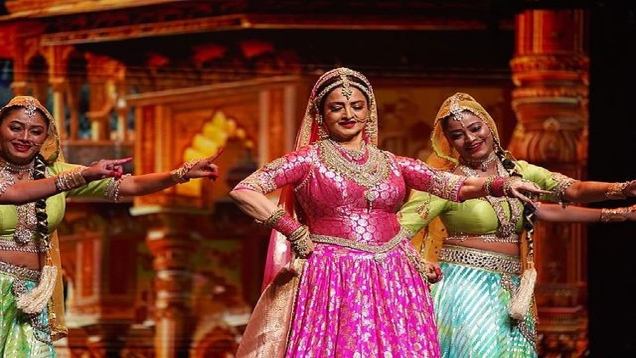 सांगायचं झालं तर, रेखा यांनी 150 डान्सर्स सोबत परफॉर्म केलं. सर्वात मोठी गोष्ट म्हणजे रेखा यांनी तब्बल 22 मिनिटं परफॉर्म केलं.