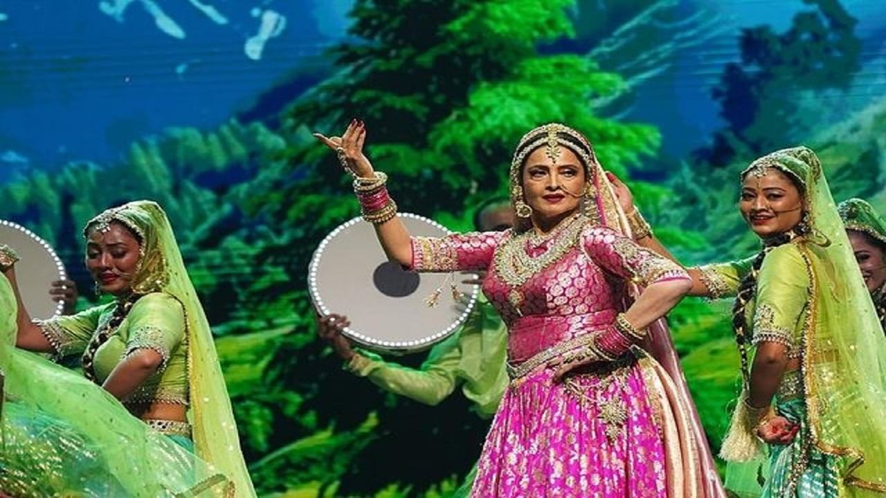 वयाच्या 69 व्या वर्षी देखील रेखा यांनी दमदार डान्स केला. शिवाय त्यांच्या सौंदर्याने देखील चाहत्यांचं लक्ष वेधून घेतलं आहे. सध्या सर्वत्र रेखा यांच्या डान्स आणि सौंदर्याची चर्चा रंगली आहे.