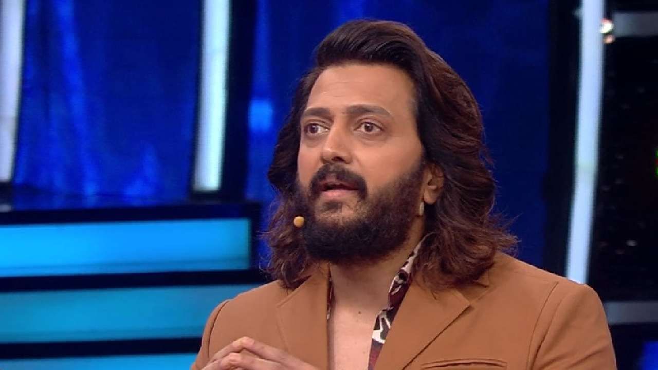 रितेश सदस्यांना प्रश्न विचारतो. त्या प्रश्नाचं उत्तर जर चुकलं तर त्या सदस्याला शॉक दिला जातो. 'भाऊचा धक्क्या'वर रितेश हा अंकिता आणि वर्षा उसगांवकरांना प्रश्न विचारतो.