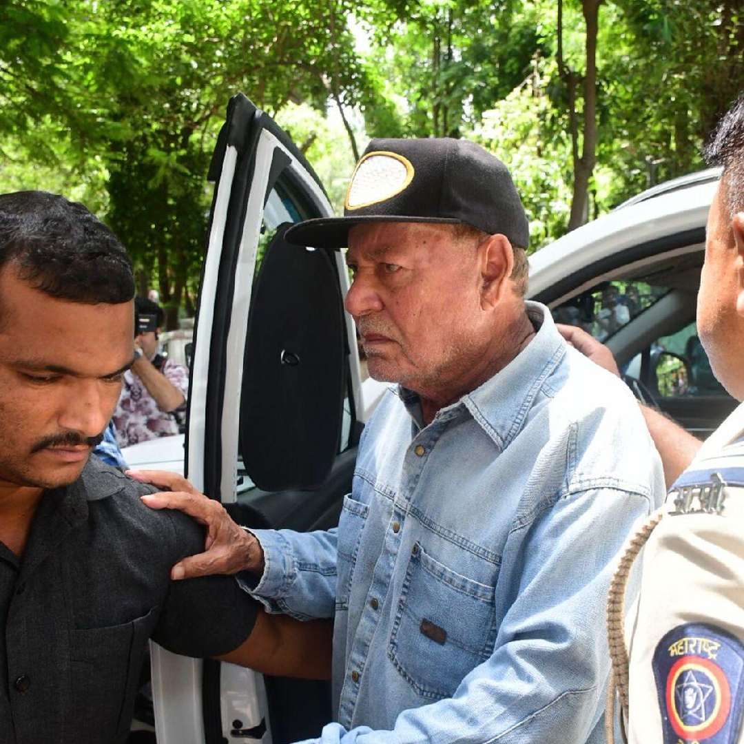 अरबाजसोबतच त्याच्या कुटुंबातील इतर सदस्यही या कठीण काळात मलायकाच्या बाजूने उभं राहण्यासाठी याठिकाणी पोहोचले. सलमान आणि अरबाजचे वडील सलीम खान घटनास्थळी पोहोचले आहेत.