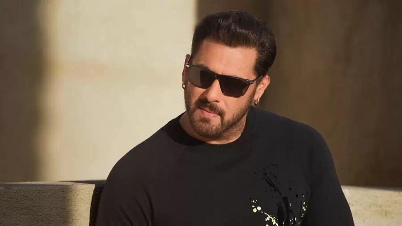 अभिनेता सलमान खान याच्याकडे देखील वांद्रे येथे एक अपार्टमेंट आहे. जो अभिनेत्याने भाड्याने दिला आहे. ज्याचं भाईजानला महिन्याला दीड लाख भाडं येतं.