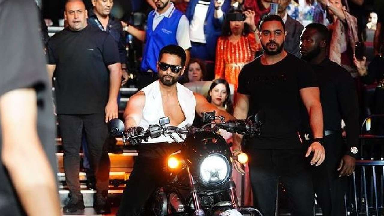 हे दुर्मिळ दृश्य नुकत्याच पार पडलेल्या 'आयफा' पुरस्कार सोहळ्यात पहायला मिळालं. अबु धाबीमधील यास आयलँडवर हा पुरस्कार सोहळा पार पडला होता. या सोहळ्यात अभिनेता शाहिद कपूरने बाईकवरून दमदार एण्ट्री केली.