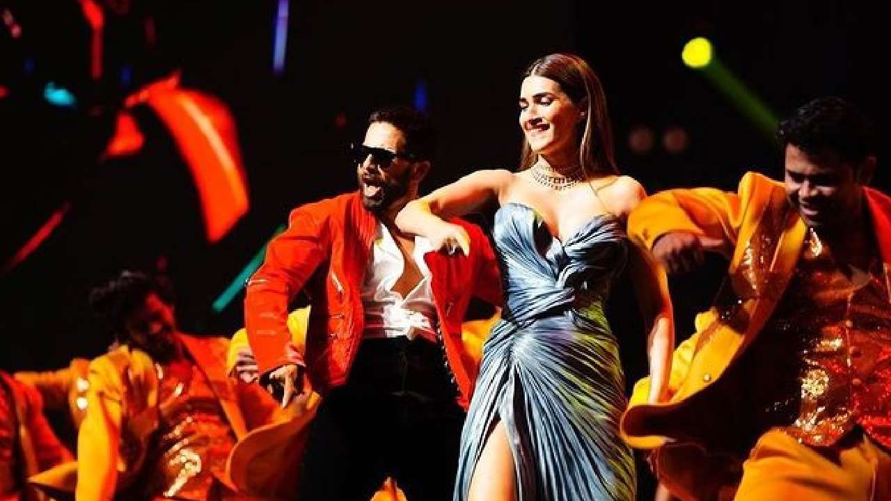'तेरी बातों ने ऐसा उलझा जिया' या चित्रपटात शाहिदसोबत अभिनेत्री क्रिती सनॉने मुख्य भूमिका साकारली होती. यावेळी तिनेसुद्धा मंचावर शाहिदसोबत ठेका धरला होता. क्रितीसुद्धा उत्तम डान्सर असल्याने या दोघांच्या जोडीला प्रेक्षकांकडून पसंती मिळाली.