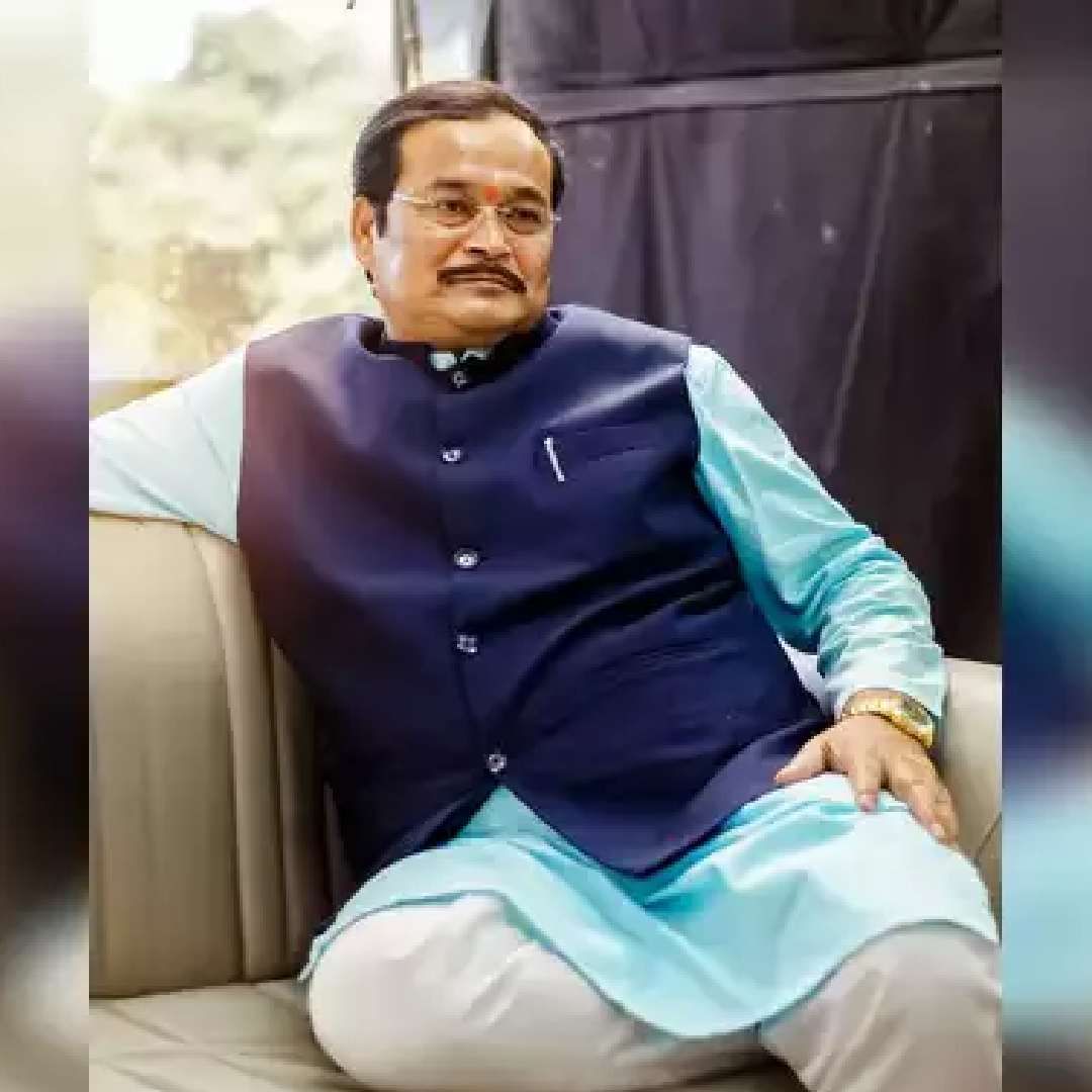 संजय शिरसाट- शिंदेंच्या नेतृत्त्वातील शिवसेनेत बंड झाला तेव्हा त्यात संजय शिरसाट यांचाही समावेश होता. शिंदे सरकारच्या मंत्रिमंडळात मंत्रिपद न मिळाल्याने ते नाराज होते. आता ते सिडकोच्या अध्यक्षपदी नियुक्त आहेत. अभिनेते सुरेश विश्वकर्मा यांनी चित्रपटात शिरसाट यांची भूमिका साकारली आहे.