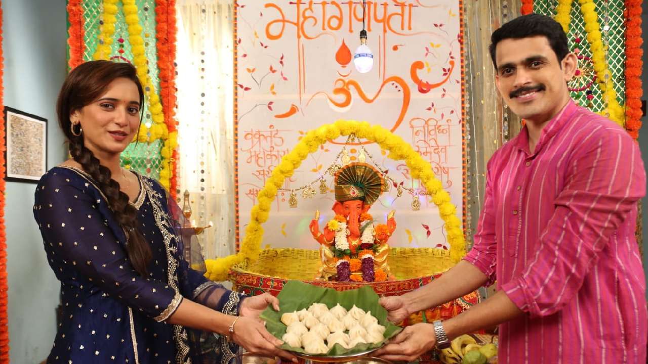 'थोडं तुझं आणि थोडं माझं' मालिकेतही मानसीने बाप्पाची सजावट केली आहे. 'अबोली' मालिका म्हणजे चाळसंस्कृतीचं एक उत्तम उदाहरण आहे. चाळीत ज्याप्रमाणे सगळी कुटुंब एकत्र येऊन सण-उत्सव साजरे करतात अगदी तसंच 'अबोली' मालिकेतही सगळे सण उत्साहात साजरे केले जातात. यंदाही गणरायाची स्थापना करुन अबोली मालिकेची संपूर्ण टीम बाप्पाची मनोभावे सेवा करणार आहे.