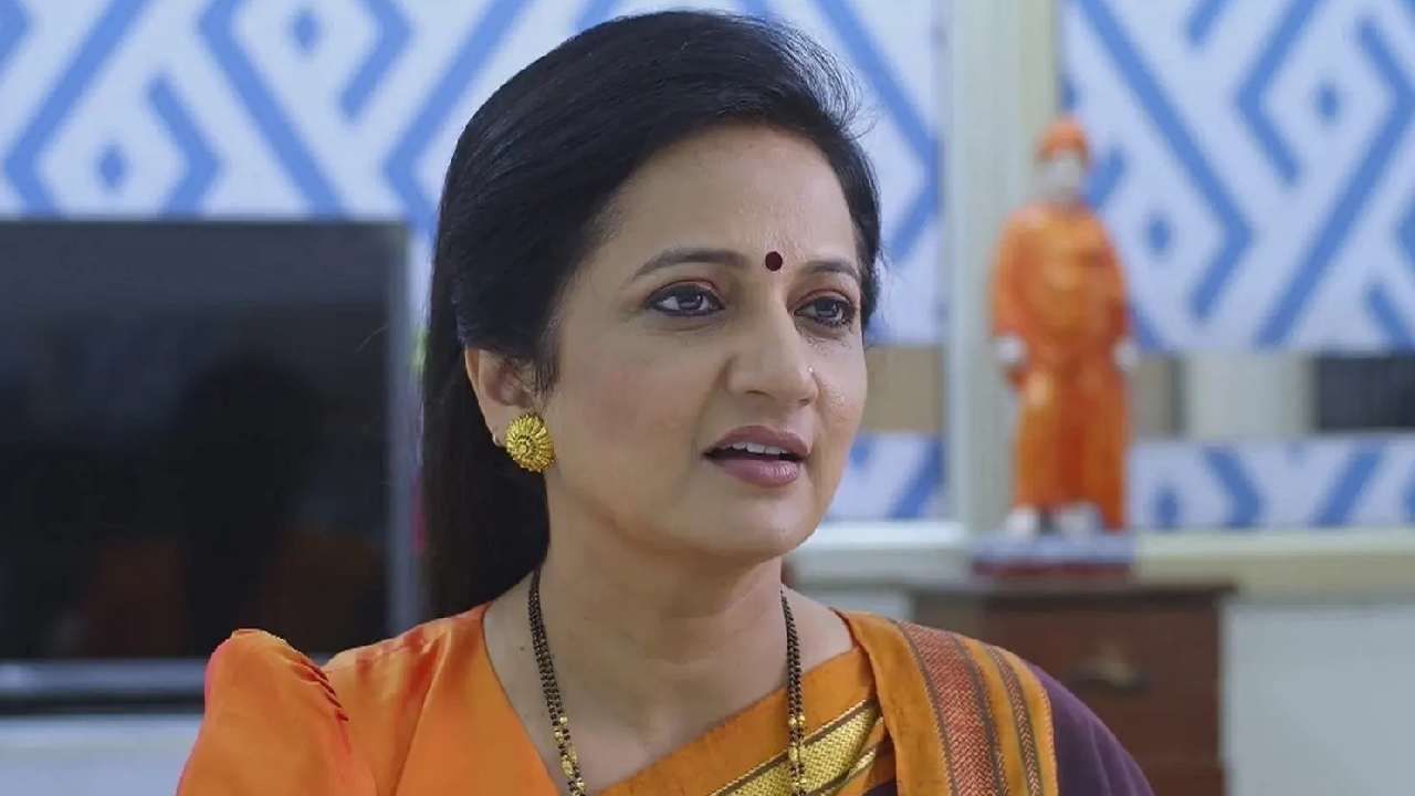 चारुहास चारुलताला घेऊन पहिल्यांदा त्यांच्या शाळेत जातो. तिथे भुवनेश्वरी विद्यामंदीर हा बोर्ड पाहून चारुहास तो बोर्ड बदलून त्याला चारुलता विद्यामंदीर करण्याचा निर्णय घेतो.