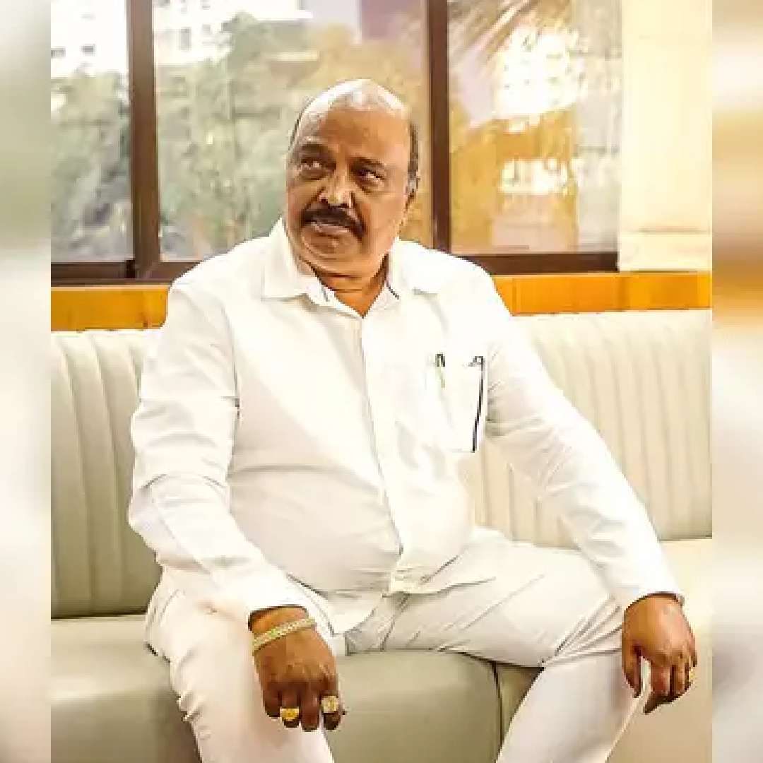 संदीपान भुमरे- शिवसेनेत बंड केल्यानंतर एकनाथ शिंदे यांच्यासोबत जे नेते गुवाहाटीला गेले होते, त्यात संदीपान भुमरे यांचाही समावेश होता. अभिनेते उदय सबनीस यांनी चित्रपटात भुमरेंची भूमिका साकारली आहे.