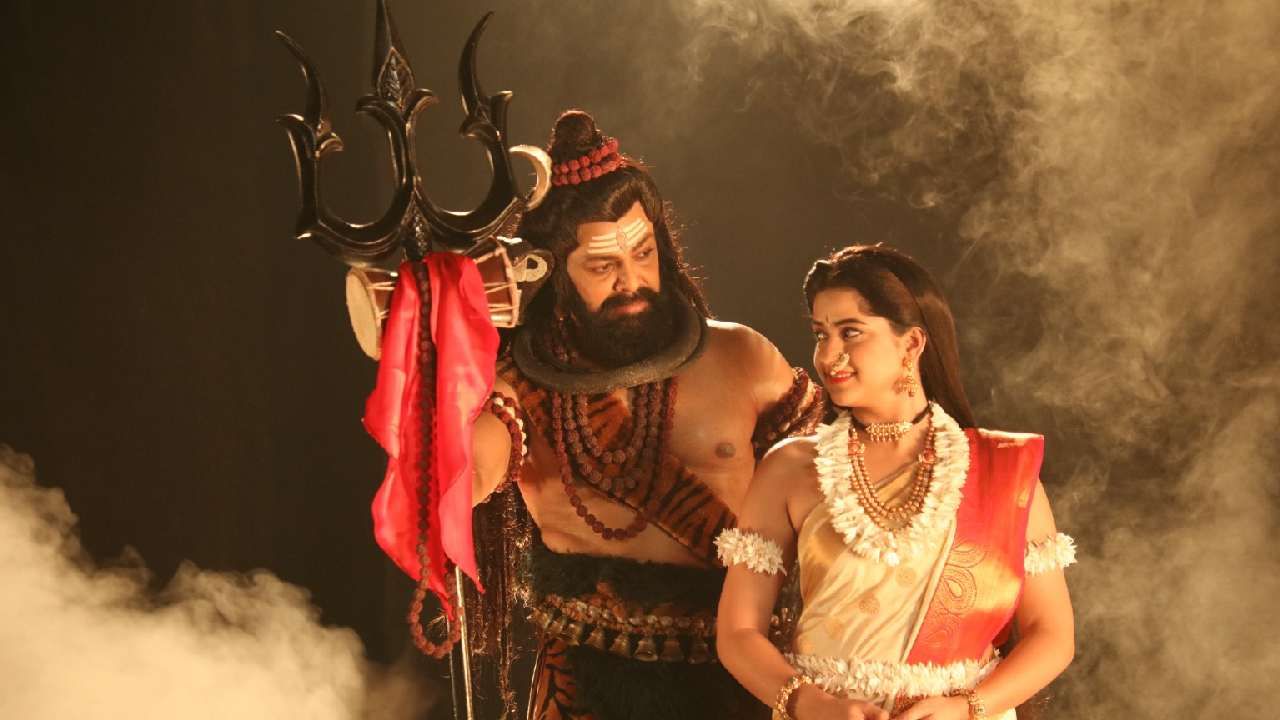 आदिशक्तीचं स्वरूप विराट आणि विश्वाकार आहे. ती जगतजननी आहे. भक्तांच्या हाकेला धावून जाणारी भक्तांची तारणहार आहे आणि म्हणूनच साडेतीन शक्तिपीठांचा महिमा अपार आहे. याच साडे तीन शक्तिपीठांची सविस्तर भावगर्भ आणि भक्तिरसपूर्ण कहाणी म्हणजे 'उदे गं अंबे…कथा साडे तीन शक्तिपीठांची’ ही महामालिका.