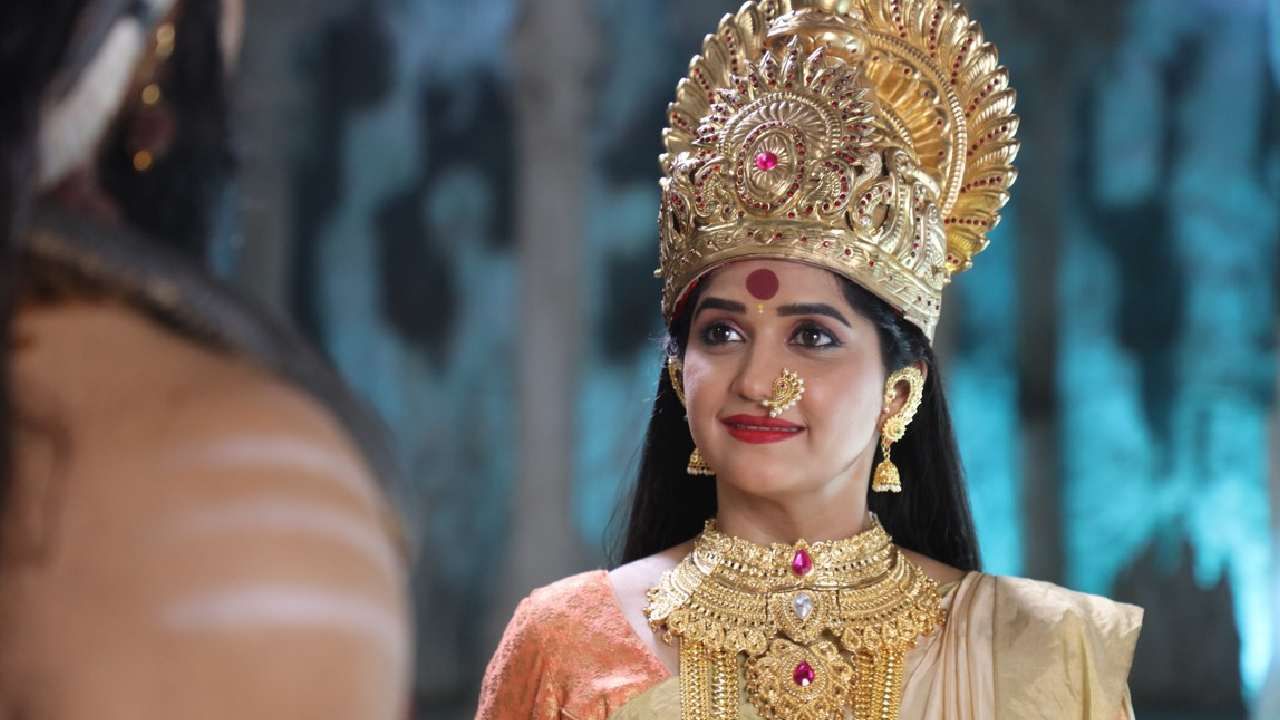 या भव्यदिव्य मालिकेत अभिनेत्री मयुरी कापडणे ही आदिशक्तीची रुपं साकारणार आहे. मयुरीची देवीवर प्रचंड श्रद्धा आहे. योगायोगाने कोल्हापुरच्या अंबाबाईचं दर्शन घेत असतानाच मयुरीला आदिशक्तीचं रुप साकारण्यासाठी विचारणा झाली. हा दैवी अनुभव असल्याची भावना मयुरीने व्यक्त केली.