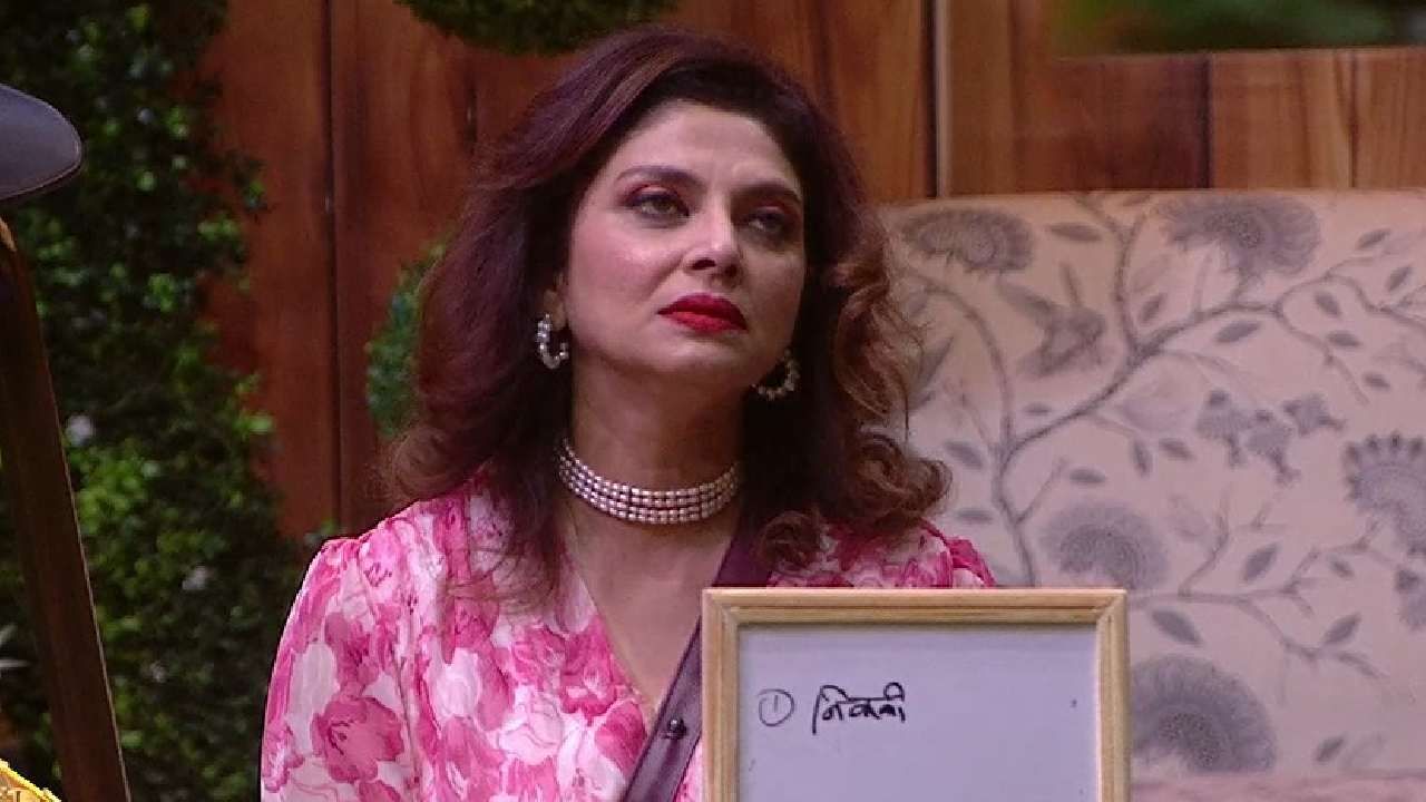 वर्षा ताईंनी निक्कीचं नाव लिहिलेलं असतं तर अंकिताने डीपी दादाचं नाव लिहिलेलं असतं. उत्तर चुकल्यामुळे वर्षा ताई अंकितावर चिडतात.