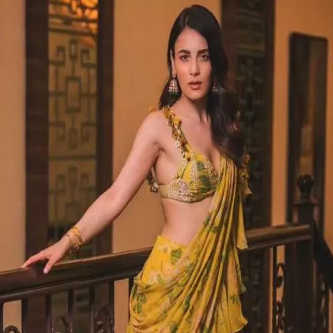राधिका तिच्यापेक्षा एक वर्षाहून लहान असलेल्या अभिनेत्याला डेट करत असल्याची चर्चा आहे. या चर्चा खऱ्या की खोट्या याबद्दल तिला विचारण्यात आल्यावर ती चिडल्याचं म्हटलं जातं 