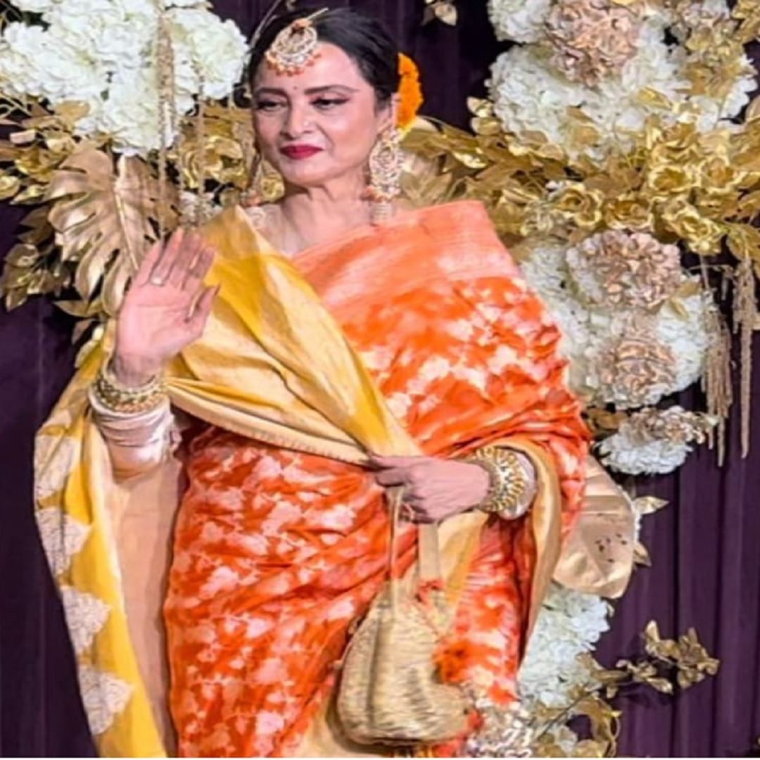 मात्र, सदाबहार अभिनेत्री रेखा यांनी सर्वांचे लक्ष वेधून घेतले. एखाद्या नववधू सारख्या त्या नटल्या होत्या