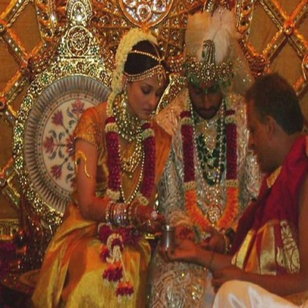 ऐश्वर्या रायने अखेर 2007 मध्ये अभिषेक बच्चनसोबत लग्न केले. मात्र आता त्यांच्यातही घटस्फोटाच्या चर्चा रंगू लागल्या आहेत.