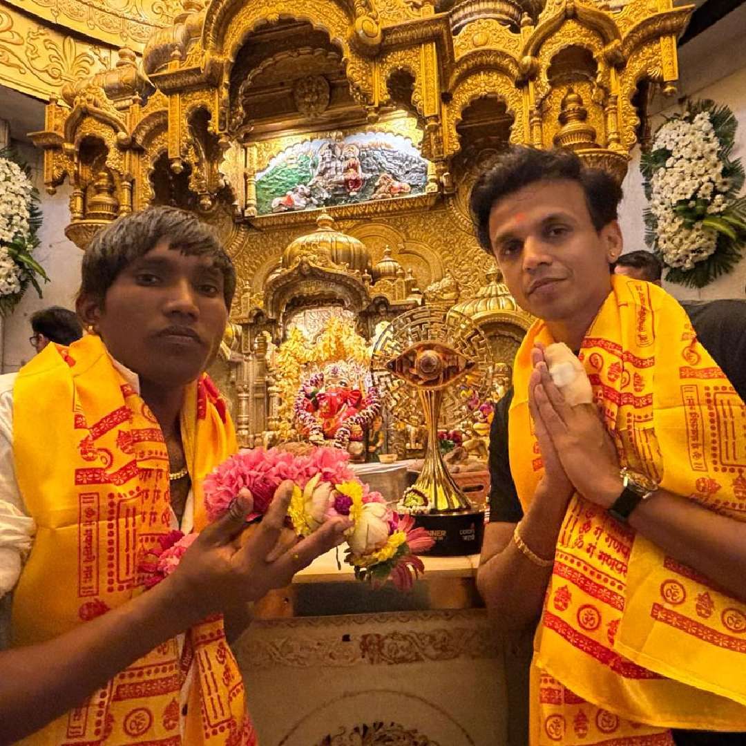 रविवारी 6 ऑक्टोबर रोजी 'बिग बॉस मराठी 5'चा अंतिम सोहळा पार पडला. त्यानंतर आज (मंगळवार) सकाळी सूरज चव्हाण आणि अभिजीत सावंत यांनी मुंबईतल्या दादर इथल्या सिद्धिविनायक मंदिरात जाऊन गणपती बाप्पाचं दर्शन घेतलं.