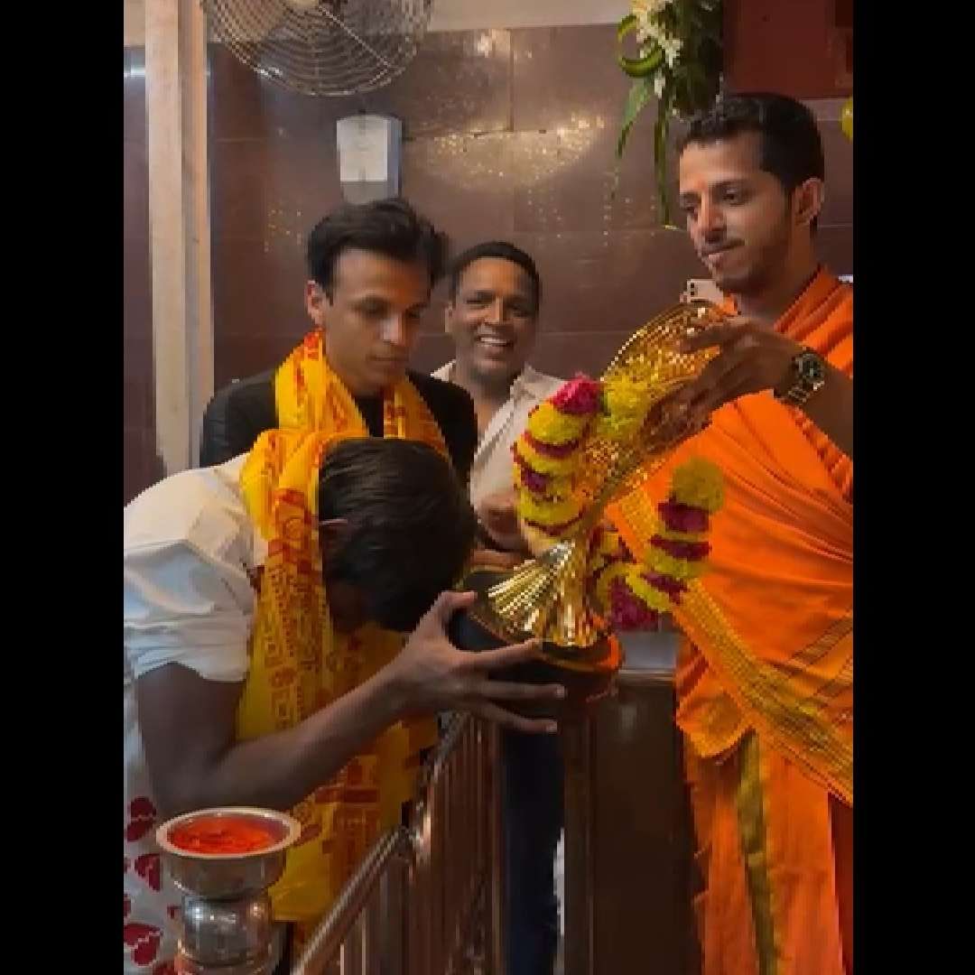 'बिग बॉस मराठी 5' जिंकल्यानंतर सूरजला 14.6 लाख रुपये बक्षीस म्हणून मिळाले. त्याचसोबत 10 लाख रुपयांचं ज्वेलरी वाऊचर मिळालं. इतकंच नव्हे तर त्याला इलेक्ट्रीक स्कूटरसुद्धा मिळाली होती.