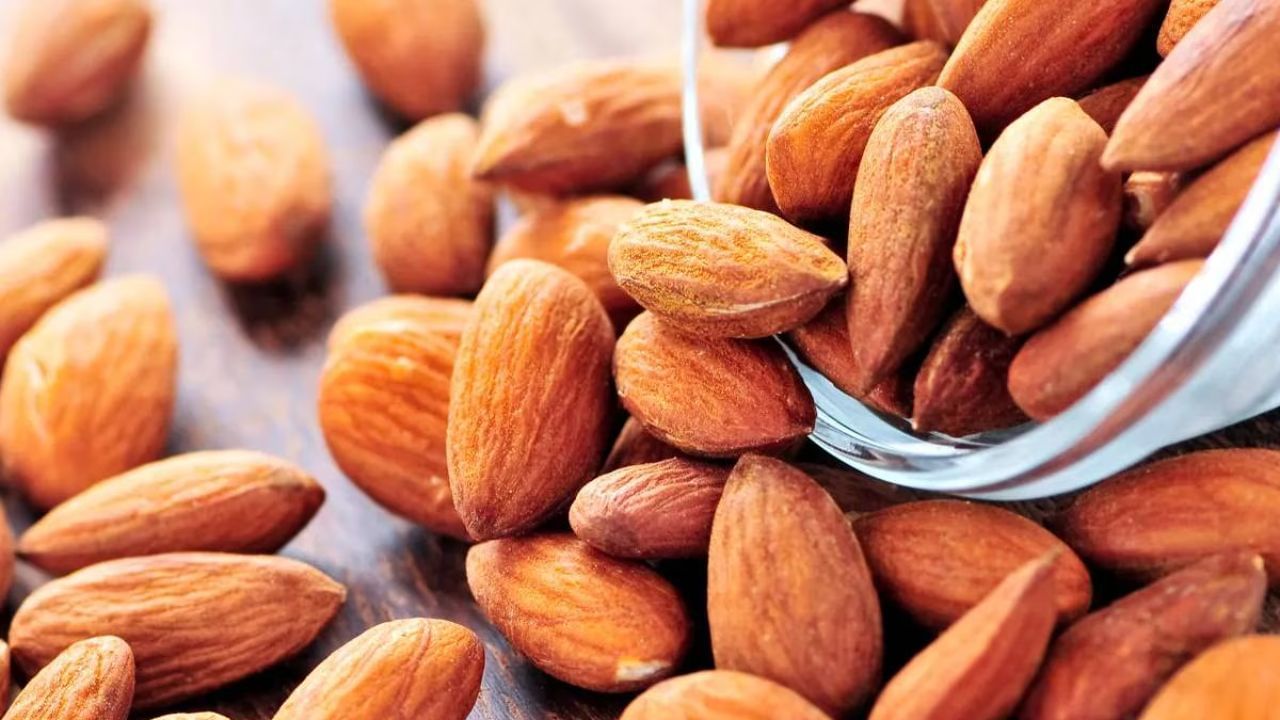 बदामाच्या शरीरातील साखरेची पातळी कमी करतो. रक्तदाब कमी करतो. तसेच बॅड कोलेस्टेरॉलची पातळी कमी करतो. बदामामुळे वजन नियंत्रित राहण्यास मदत होते. त्यामुळे नियमित बदामाचे सेवन फायदेशीर आहे.