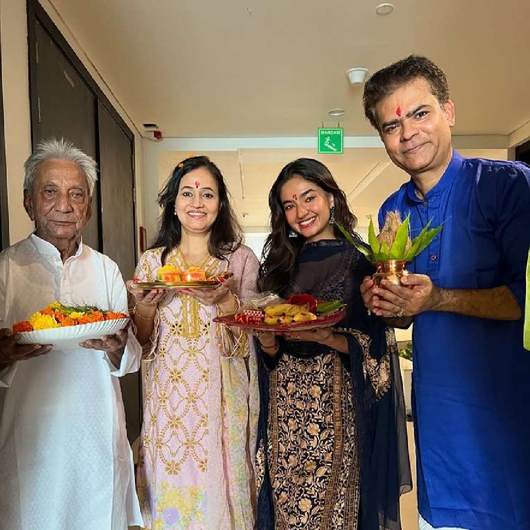 नव्या घरात गृहप्रवेश करतानाचे, पुजेचे आणि होमहवनचे फोटो तिने सोशल मीडियावर पोस्ट केले आहेत. 'गृहप्रवेश, नवी सुरुवात, नवं घर.. तुम्हा सर्वांच्या आशीर्वादाची गरज आहे', असं कॅप्शन देत तिने हे फोटो पोस्ट केले आहेत.