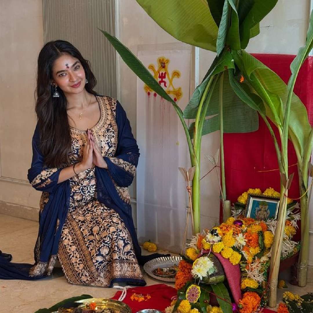 'बालवीर' या मालिकेतून घराघरात पोहोचलेली अनुष्का सोशल मीडियावर प्रचंड सक्रिय असते. इन्स्टाग्रामवर तिचा खूप मोठा चाहतावर्ग आहे. इन्स्टाग्रामवर तिचे जवळपास चार कोटी फॉलोअर्स आहेत.