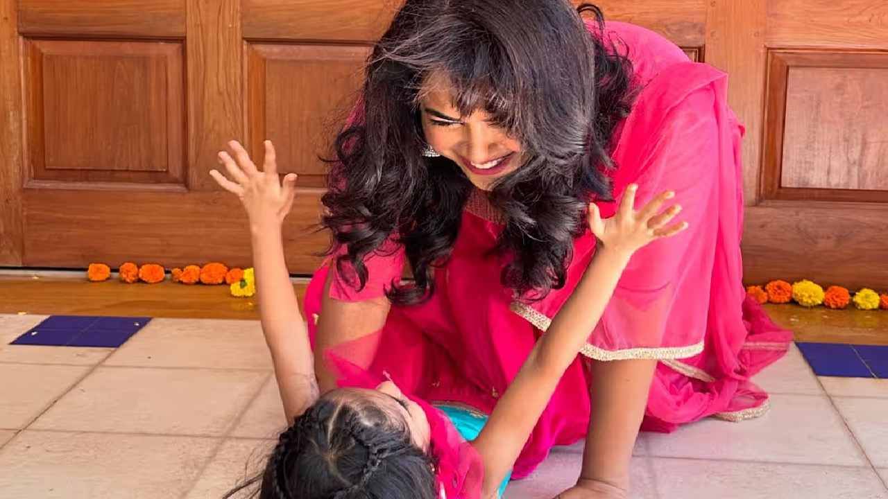 समीराने सांगितलं की पहिल्यांदा ती वयाच्या 37 व्या वर्षी आई बनली. पहिल्या प्रेग्नेंसीमध्ये खूप अडचणी आल्या. पहिल्या प्रेग्नेंसीवेळी माझी Prolactinoma शी झुंज सुरु होती. ज्यावेळी Prolactinoma ची पातळी वाढते, तेव्हा महिलांसाठी गर्भवती होणं कठीण बनतं.