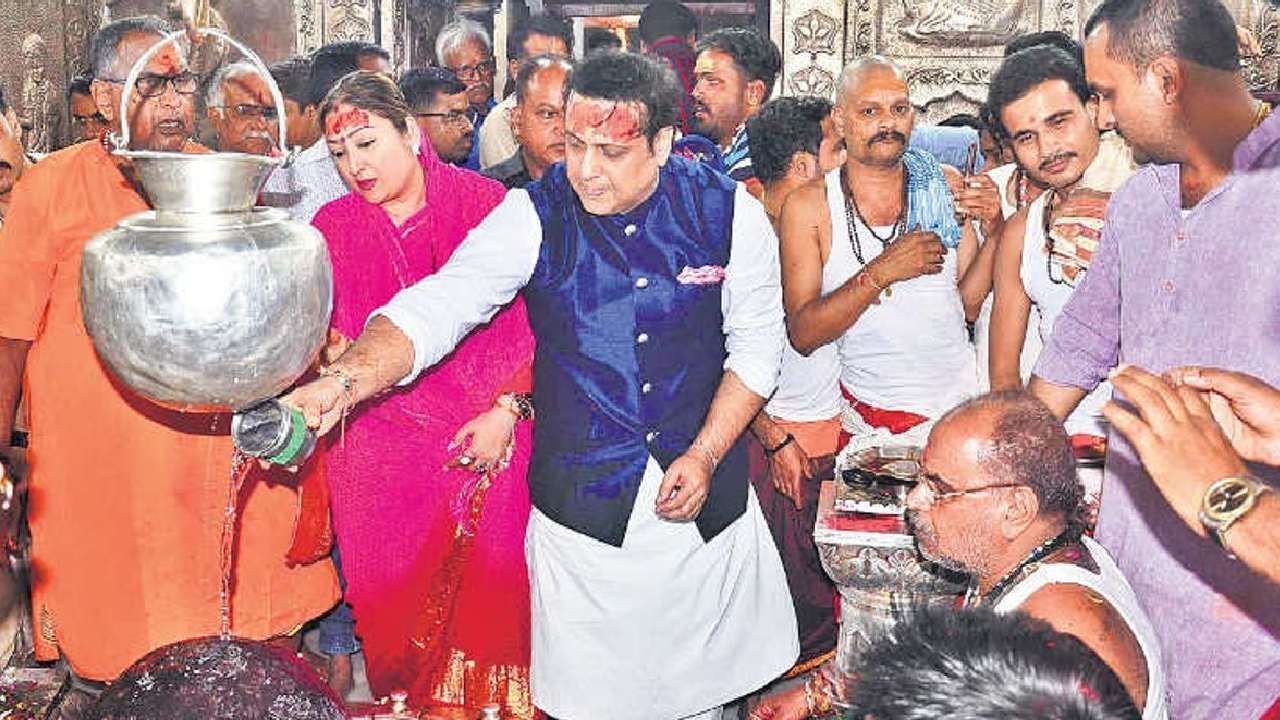 टीनाने उज्जैनच्या महाकाल मंदिराचे पुजारी रमन गुरू त्रिवेदी यांना फोन केला आणि बाबांच्या प्रकृतीसाठी महाकालेश्वर मंदिरात महामृत्युंजय जप करण्यास सांगितलं.