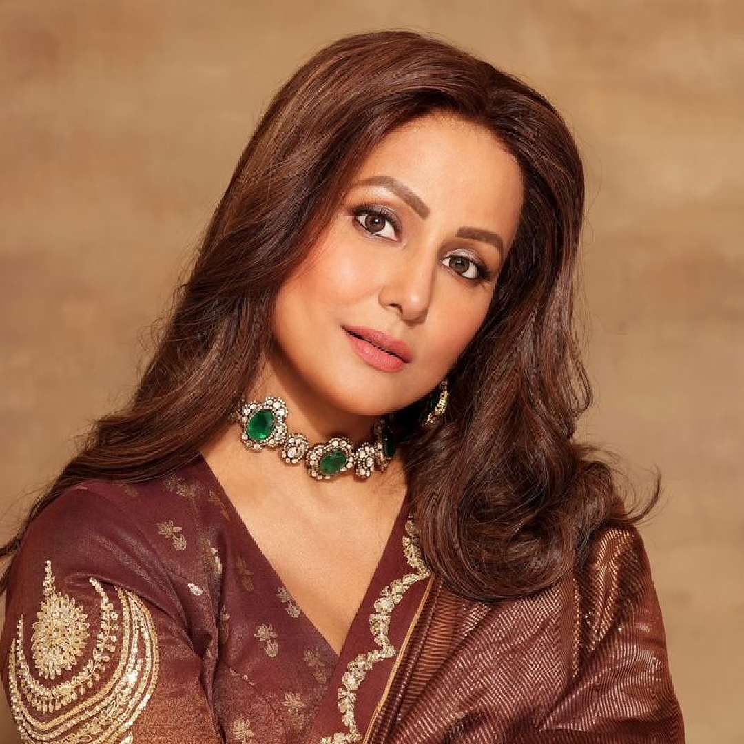हिनाने या पोस्टमध्ये असंही सांगितलंय की तिने जवळपास एक दशकभरापेक्षा अधिक काळ डोळ्यांवर खोटे आयलॅशेस लावले नव्हते. मात्र आता शूटनिमित्त तिला खोटे आयलॅशेस लावावे लागतील.