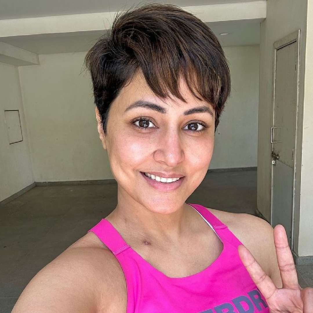 या पोस्टमध्ये हिनाने लिहिलंय, 'जेनेटिकली माझ्या पापण्यांचे केस खूप लांब आणि सुंदर होते. या शूर, एकट्या योद्ध्याने म्हणजेच माझ्या पापणीच्या या अखेरच्या केसाने माझ्यासोबत ही लढाई लढली आहे. माझ्या केमोथेरपीच्या शेवटच्या सायकलजवळ पोहोचल्यानंतर पापणीचं हे एक केस मला प्रेरणा देत आहे.'