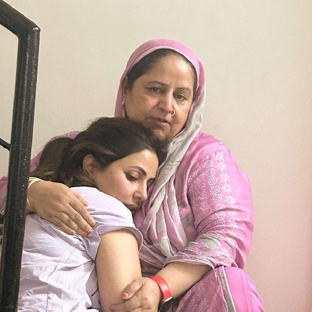 कॅन्सरच्या रुग्णांवर केल्या जाणाऱ्या केमोथेरपीमुळे त्यांचे केस गळतात. यामुळे केमोथेरपी सुरू असताना हिनाने आधीच टक्कल केलं होतं. यानंतर हळूहळू तिच्या भुवयांचेही केस गळू लागले. आता नुकत्याच एका पोस्टमध्ये हिनाने सांगितलंय की तिच्या पापण्यांचेही केस गळू लागले आहेत.