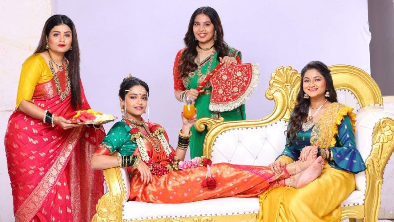 'नवरी मिळे हिटलरला' मालिकेत सरोजिनी लीलाला एजे आणि अंतरा यांच्या कॉलेजच्या दिवसांची गोष्ट सांगते, की एजेने कॉलेजमध्ये अंतराला कसं प्रपोज केलं होतं? सरोजिनीच्या गोष्टीने लीला भारावून जाते. आता लीला सासू  म्हणून पुन्हा घरात येणार आहे. लीला 2.0 आल्यामुळे दिवाळीत सुनांची कशी तारांबळ उडणार, हे पाहणं औत्सुक्याचं ठरणार आहे. लक्ष्मी पूजनाच्या दिवशी, एजे लीलाचं मन जिंकण्यासाठी एक महत्त्वाचं पाऊल उचलणार आणि स्वतःहून तिच्या गळ्यात मंगळसूत्र परत घालणार आहे. 